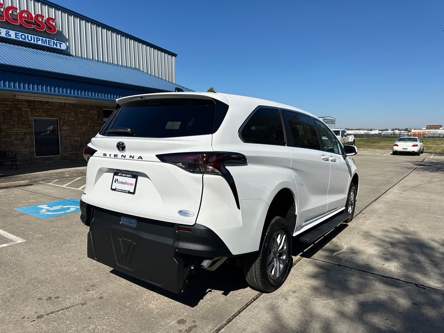 New 2026 Toyota Sienna Hybrid LE - Vantage Mobility Rear Entry Entry Fold Out Manual Ramp