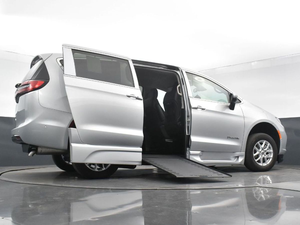 Silver Chrysler Pacifica image number 12