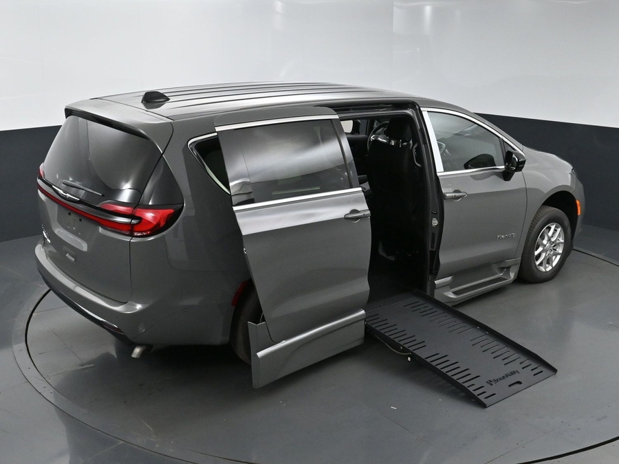 New 2025 Chrysler Pacifica Select Safety - BraunAbility Side Entry Entry Fold Out Automatic Ramp