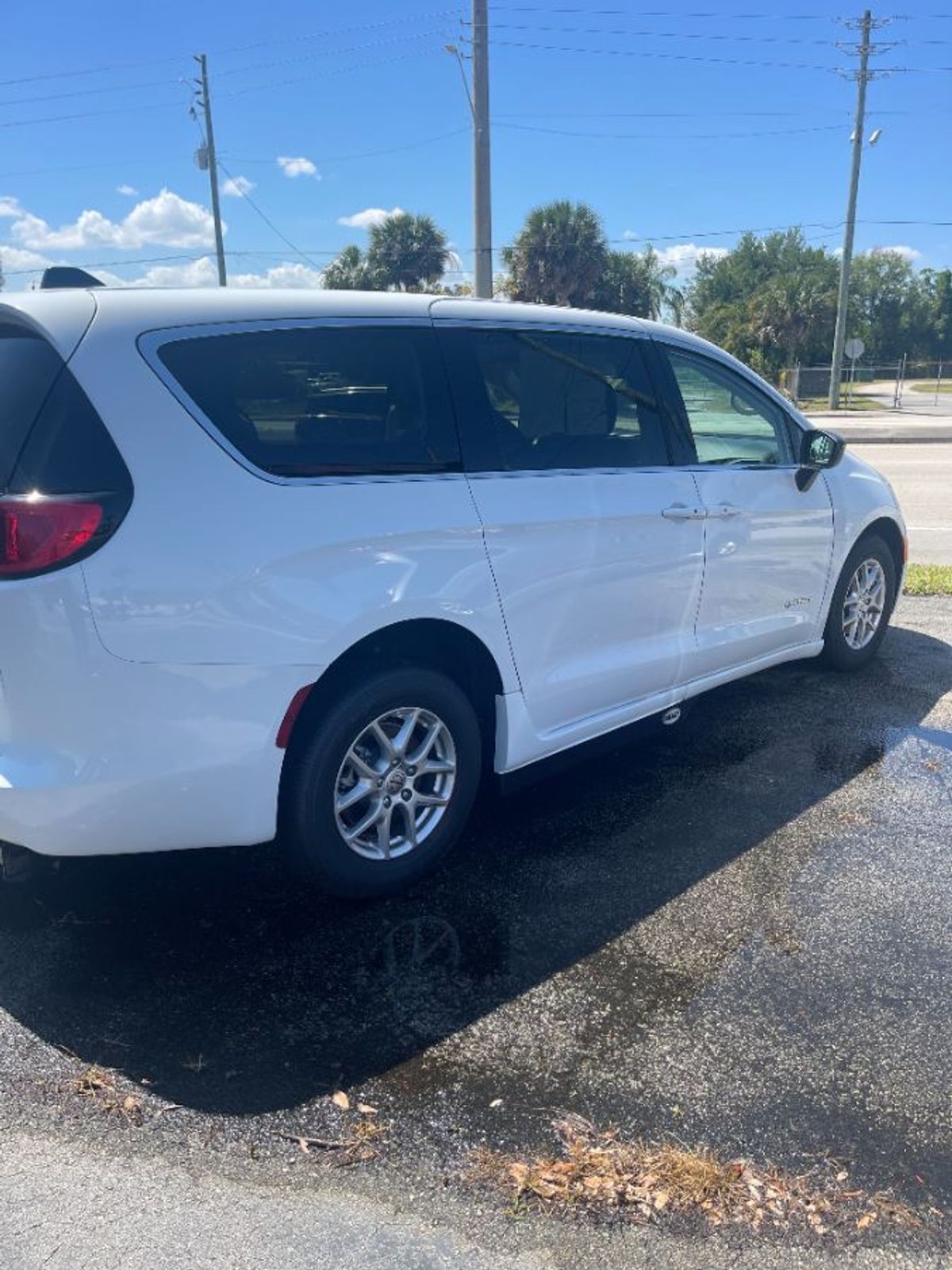 2024 CHRYSLER VOYAGER - Image 2
