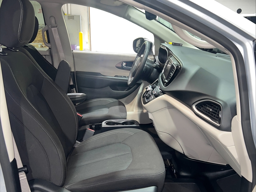 Silver Chrysler Voyager image number 5