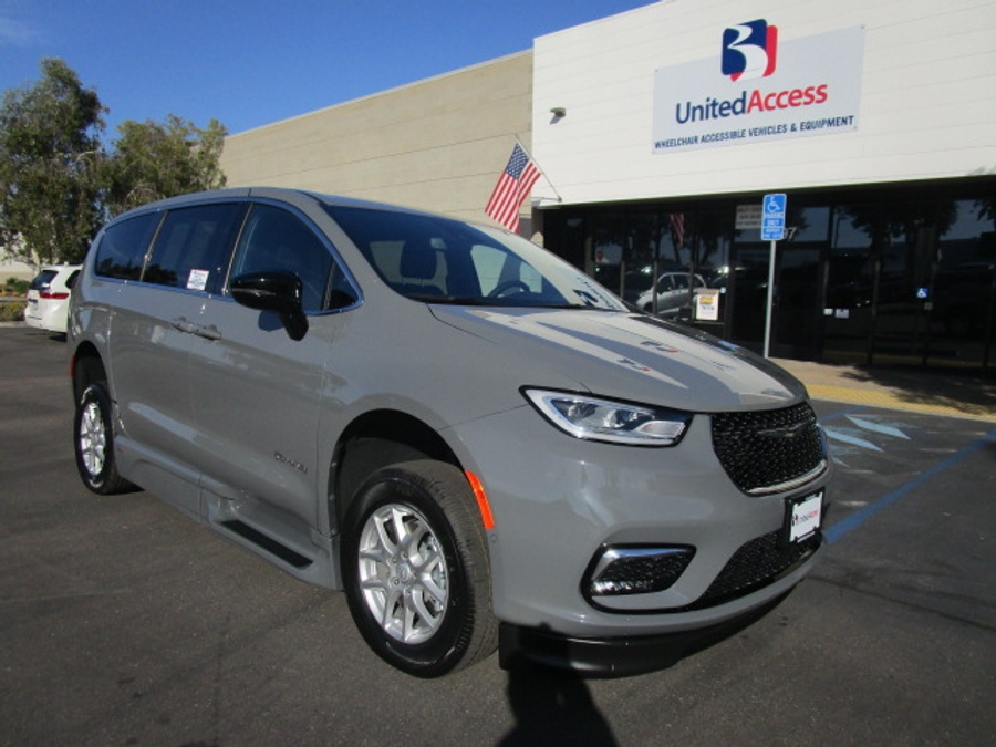 New 2025 Chrysler Pacifica Select Safety - BraunAbility Side Entry Entry Fold Out Automatic Ramp