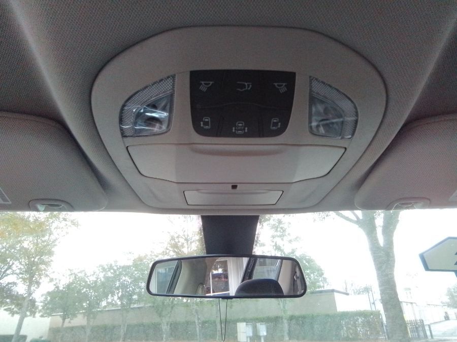 Black Chrysler Voyager image number 13