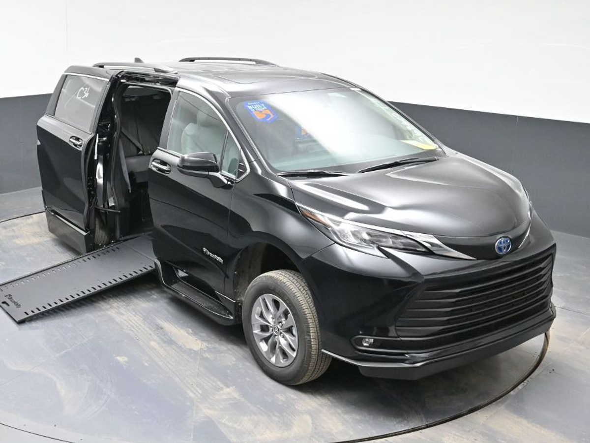 Black Toyota Sienna image number 22