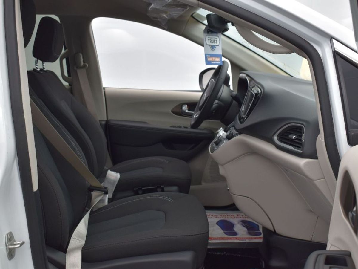 White Chrysler Voyager image number 2