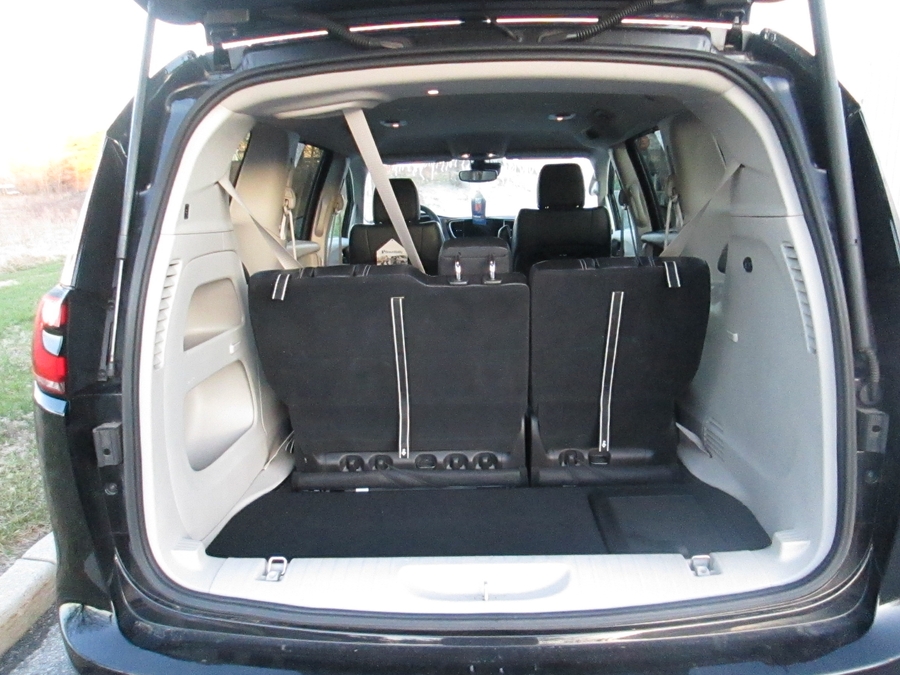Black Chrysler Pacifica image number 17
