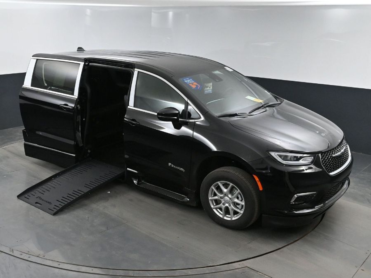 Black Chrysler Pacifica image number 22