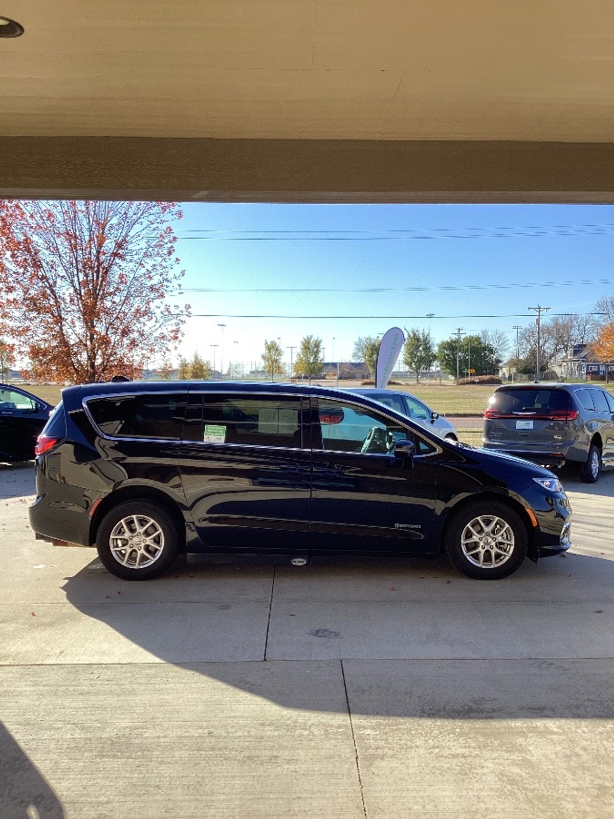 Black Chrysler Pacifica image number 1