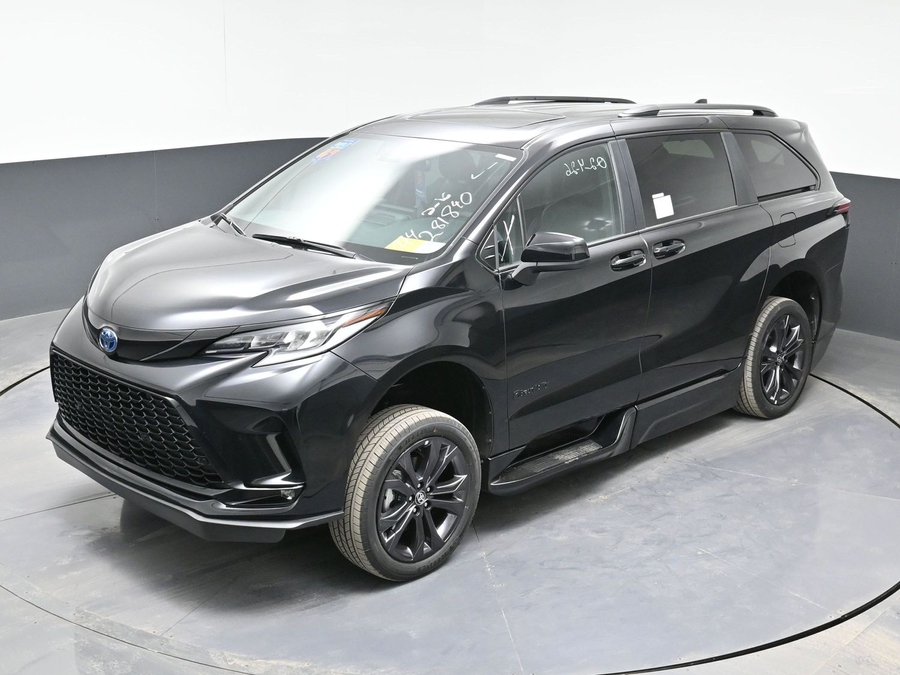 Black Toyota Sienna image number 8