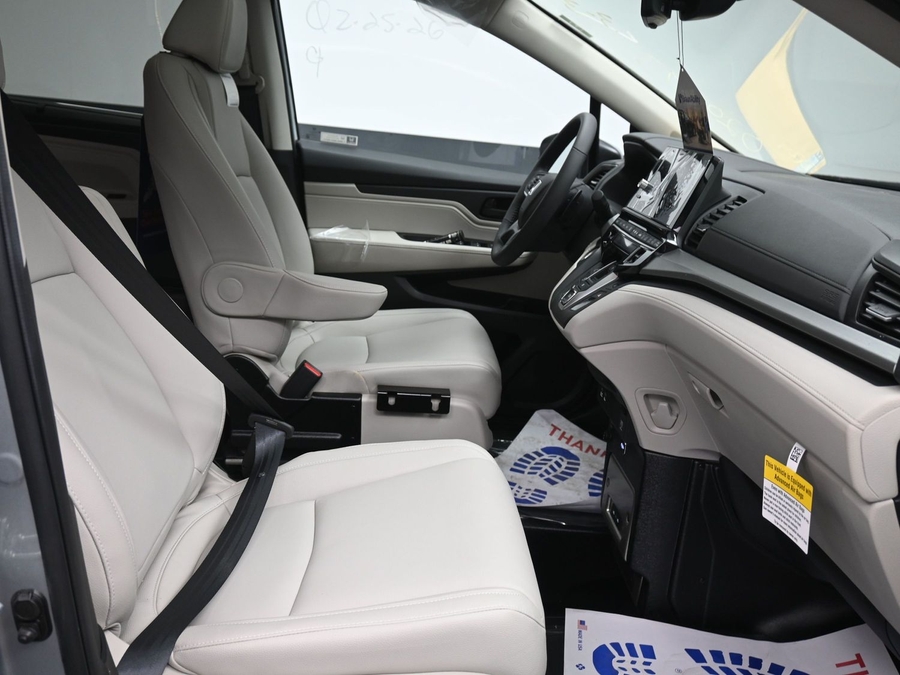 Silver Honda Odyssey image number 8