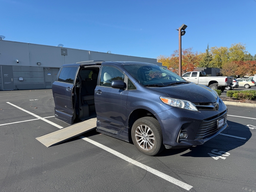 Used 2018 Toyota Sienna XLE - VMI Side Entry In Floor Automatic Ramp