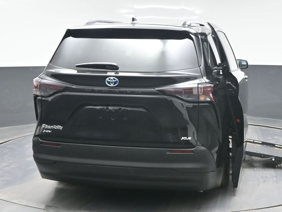 Black Toyota Sienna image number 5