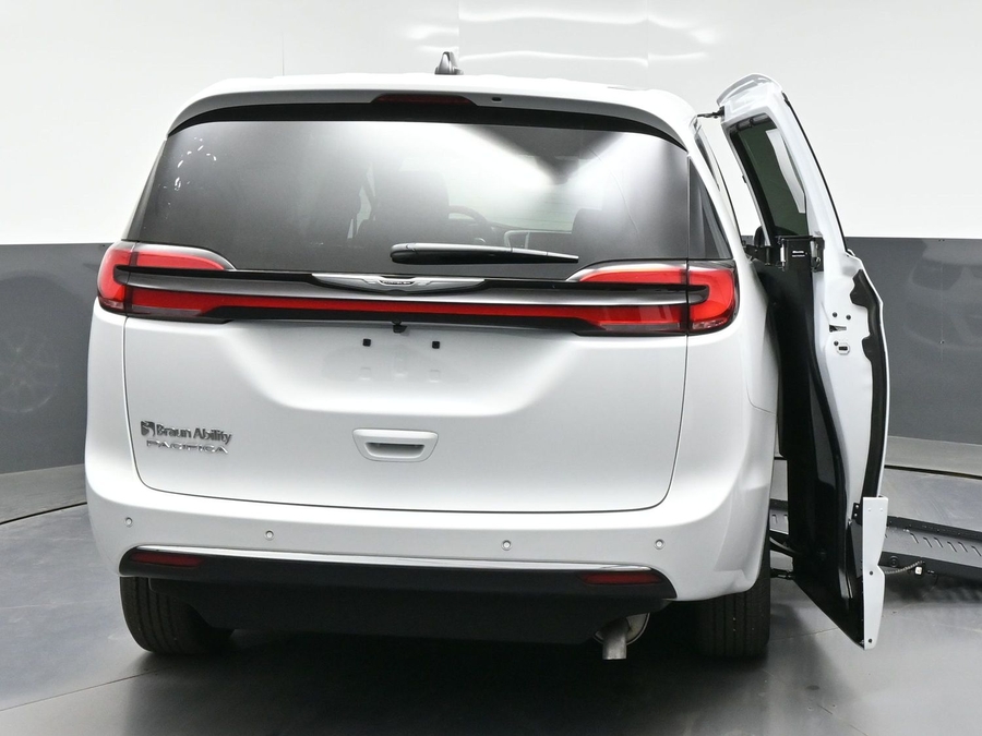 New 2026 Chrysler Pacifica Select Safety - BraunAbility Side Entry Entry Fold Out Automatic Ramp