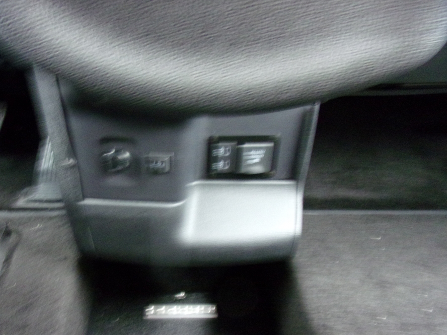 White Toyota Sienna image number 11