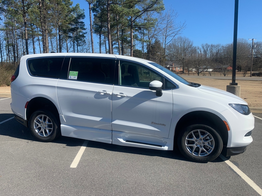 White Chrysler Pacifica image number 1