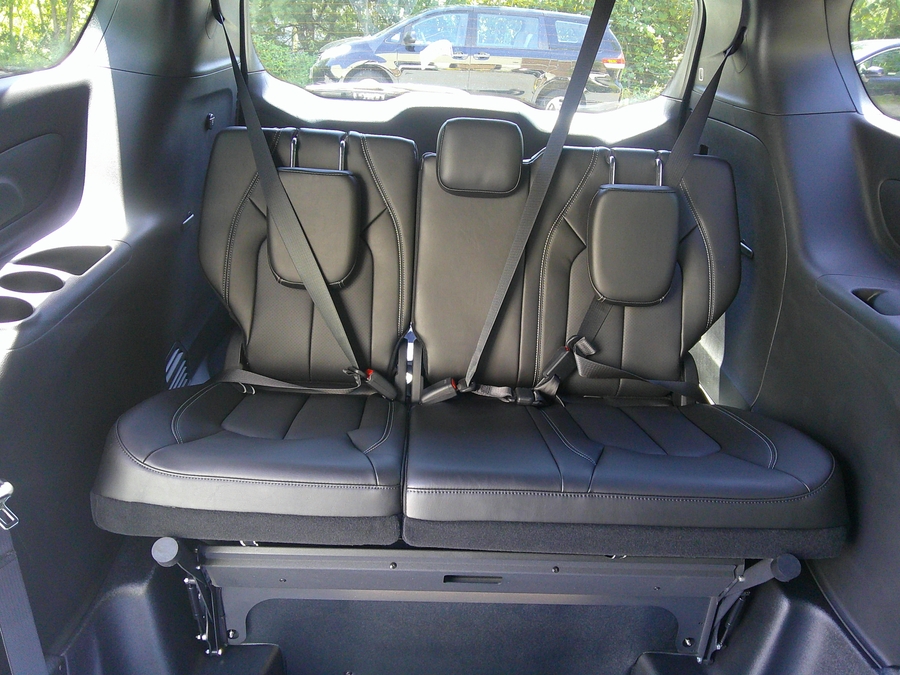 White Chrysler Voyager image number 18