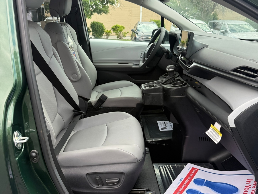 Green Toyota Sienna image number 17