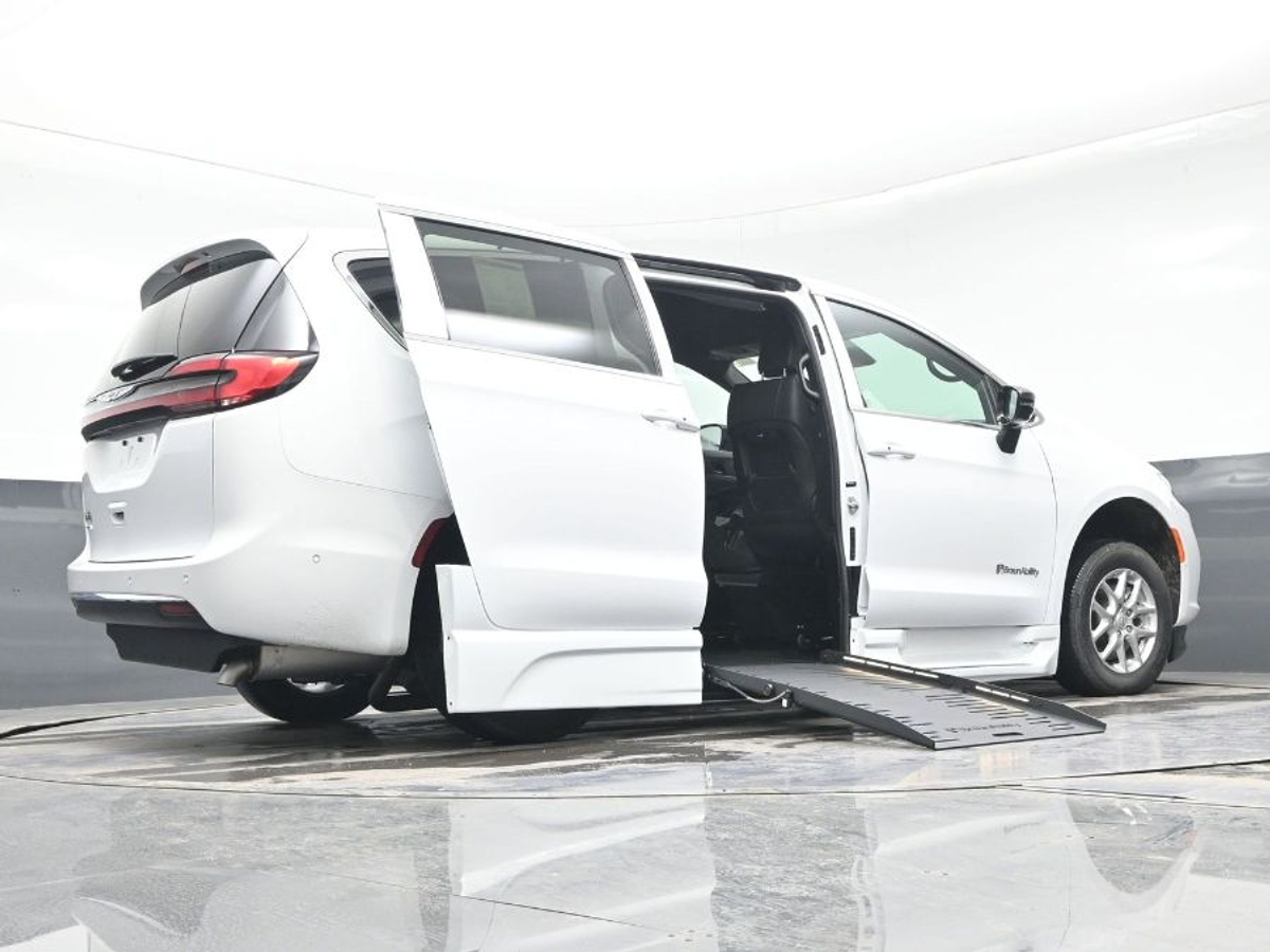 White Chrysler Pacifica image number 21