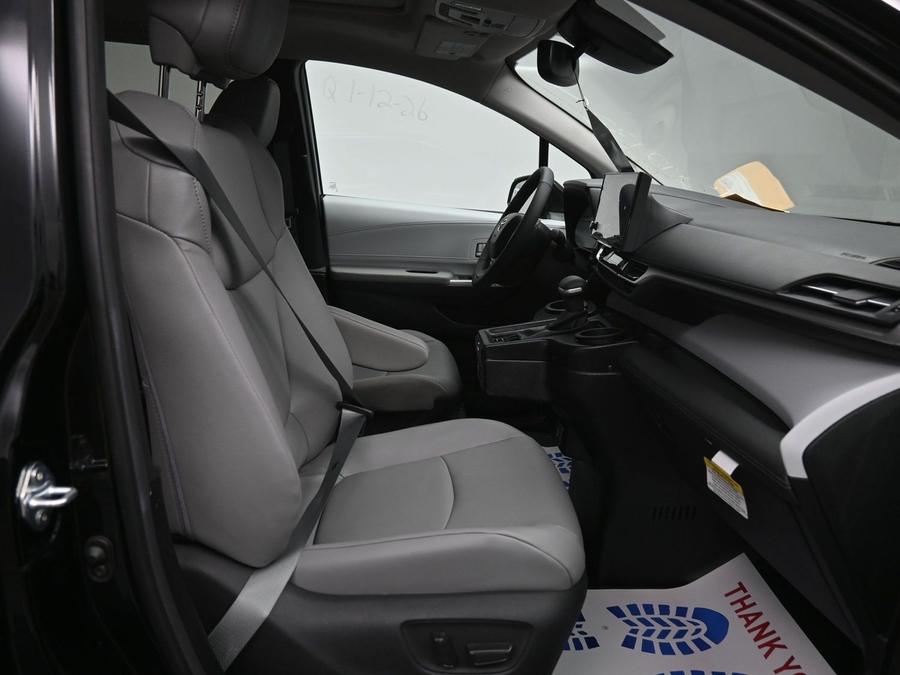 Sienna Toyota negra con rampa de plegado automático de entrada lateral