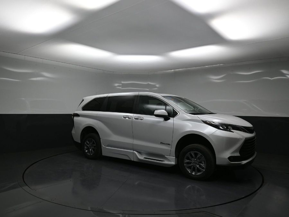 2025 TOYOTA SIENNA - Image 18