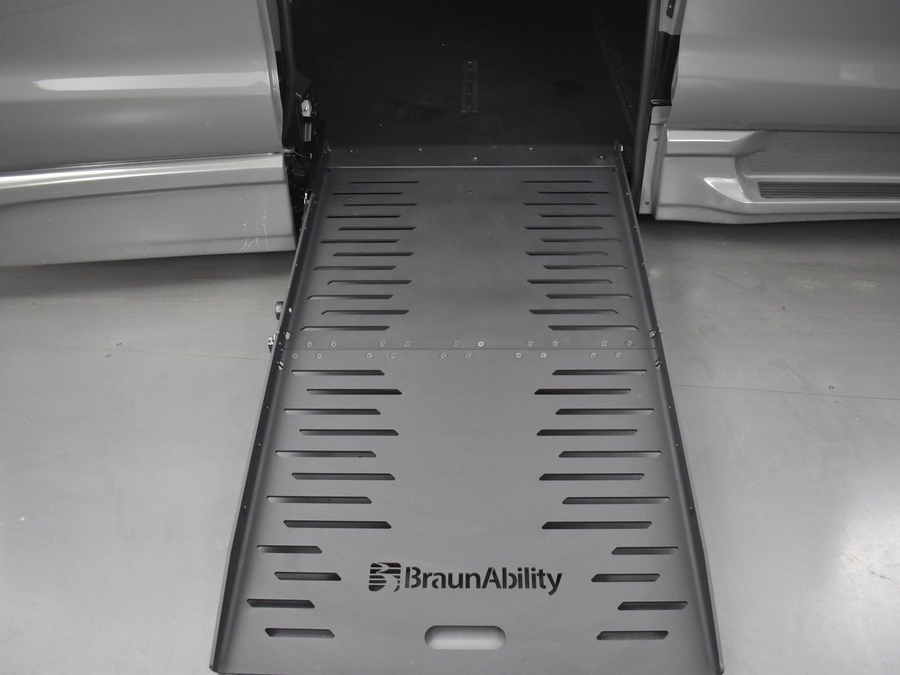 New 2025 Chrysler Pacifica Select Safety - BraunAbility Side Entry Entry Fold Out Automatic Ramp