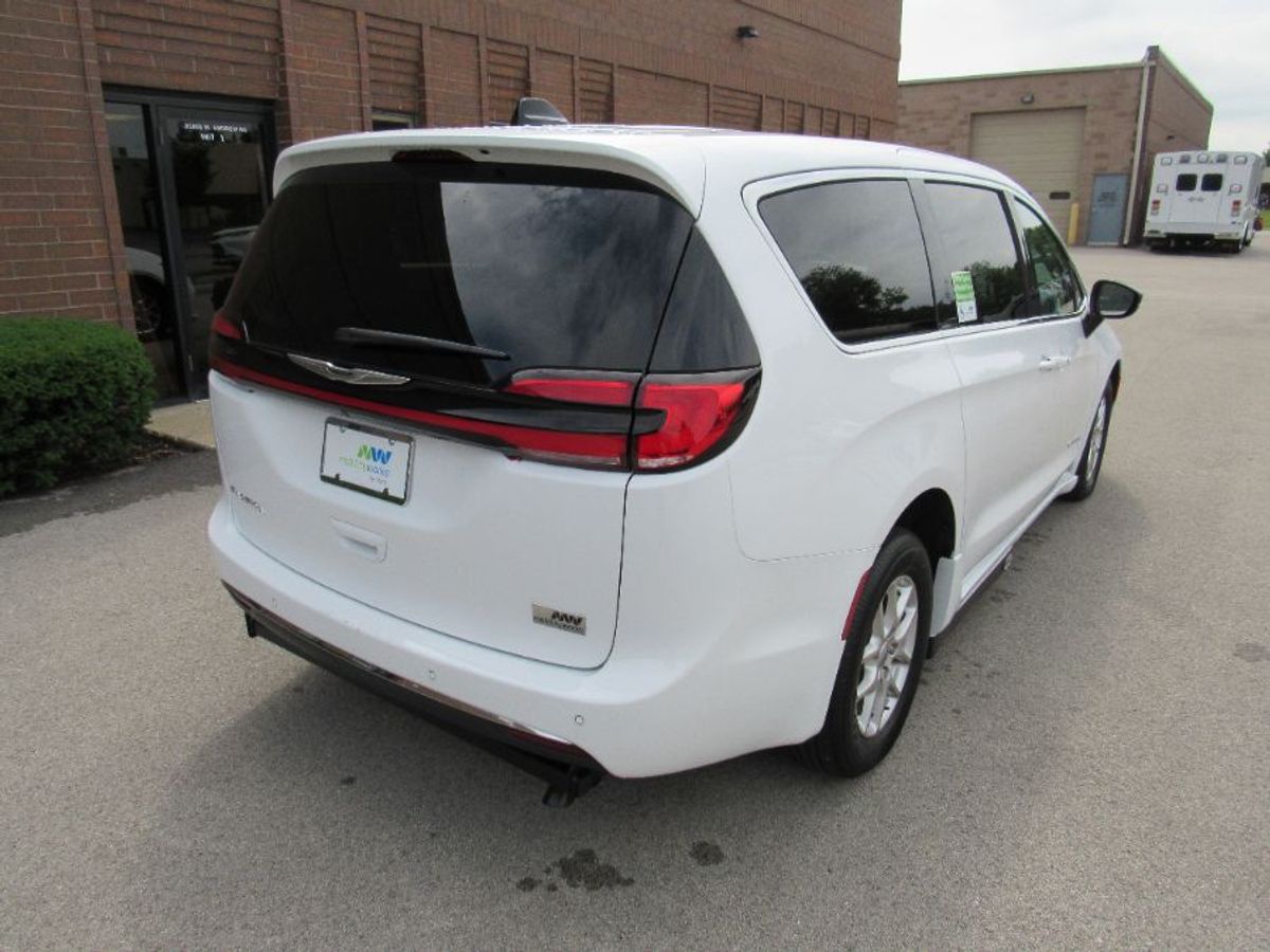 White Chrysler Pacifica image number 11