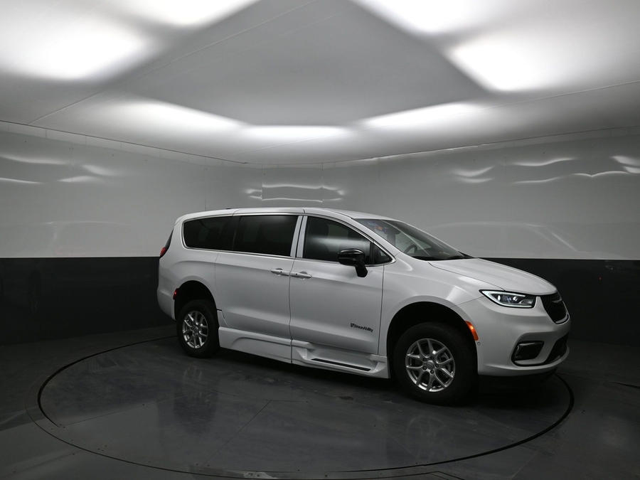 New 2025 Chrysler Pacifica Select Safety - BraunAbility Side Entry Entry In Floor Automatic Ramp