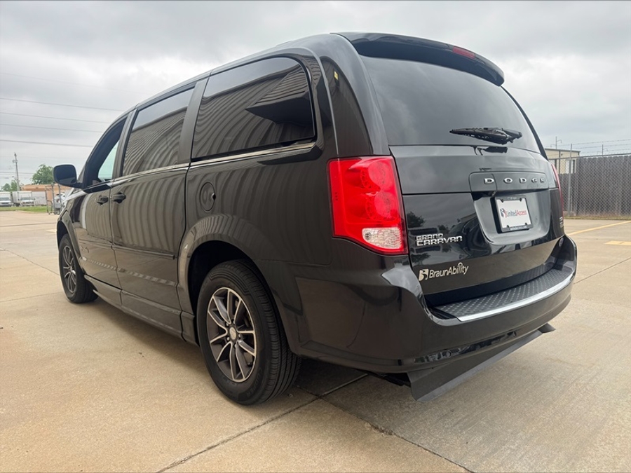 Used 2017 Dodge Grand Caravan SXT - BraunAbility Side Entry Entry Fold Out Automatic Ramp