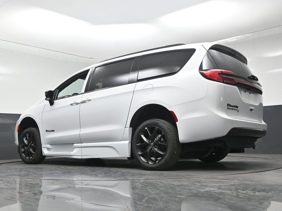 New 2026 Chrysler Pacifica Select Sport - BraunAbility Side Entry Fold Out Automatic Ramp