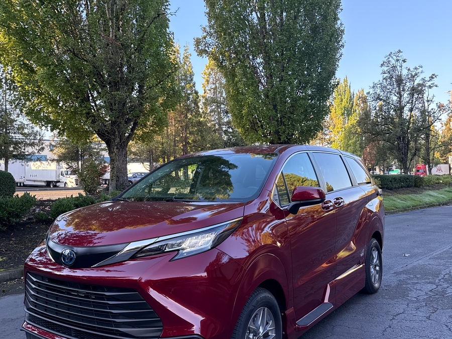 Used 2022 Toyota Sienna Hybrid LE AWD - VMI Side Entry In Floor Automatic Ramp