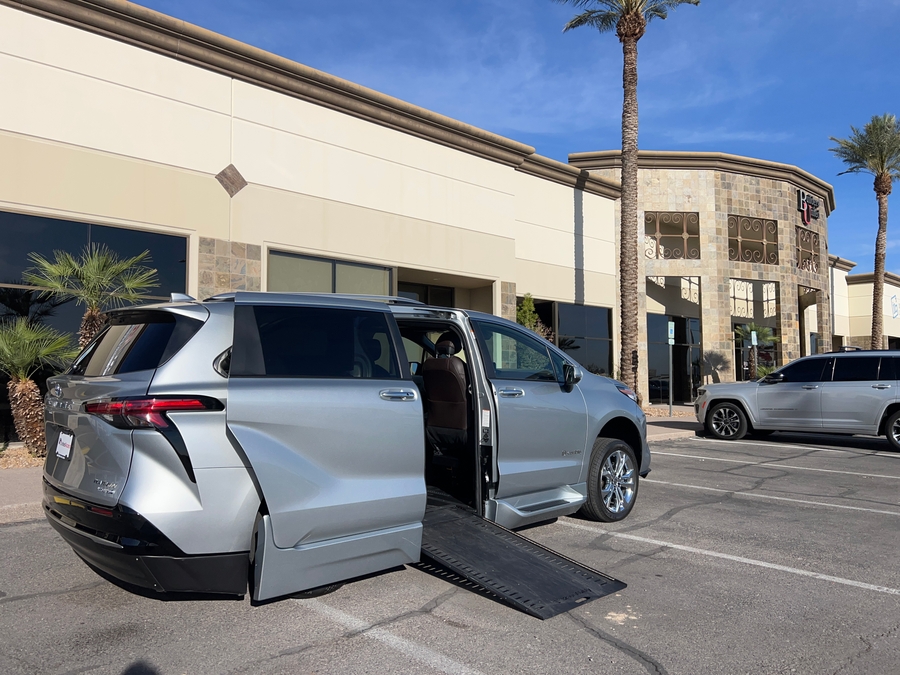 Used 2023 Toyota Sienna Hybrid Platinum Edition - BraunAbility Side Entry Entry In Floor Automatic Ramp