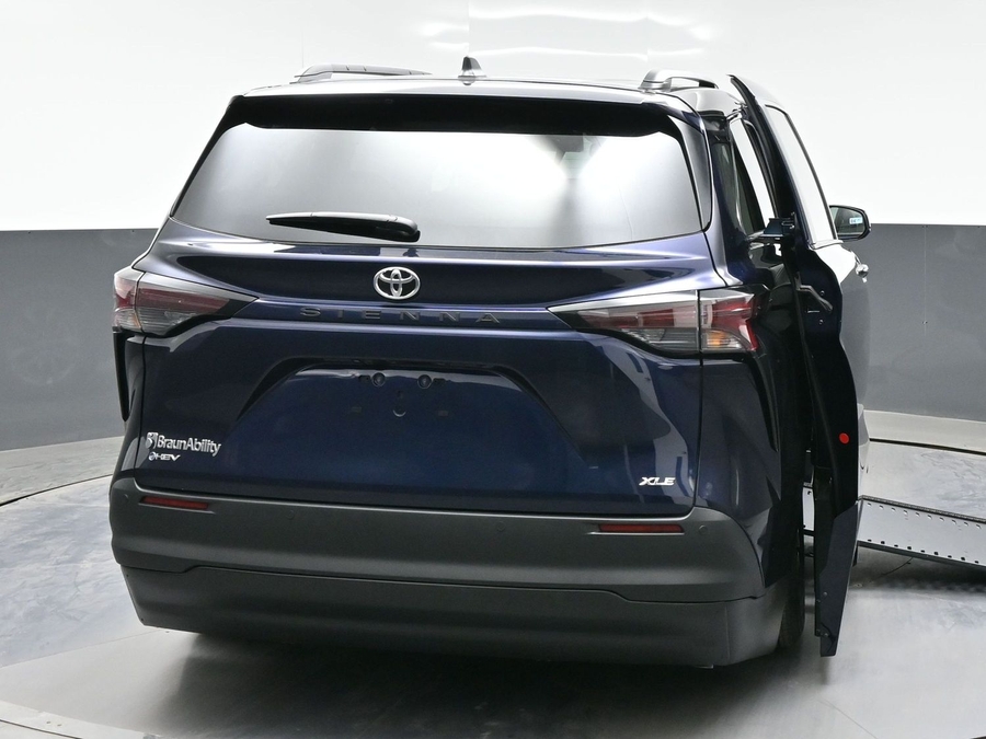 Blue Toyota Sienna image number 5