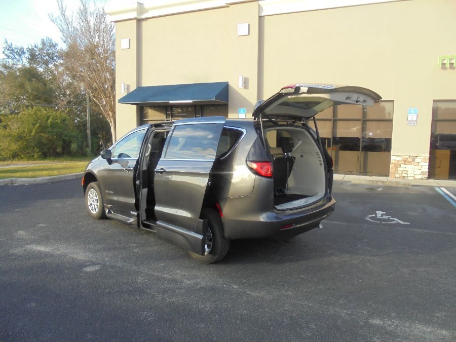 Grey Chrysler Voyager image number 7