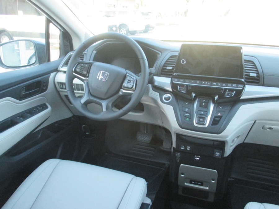 White Honda Odyssey image number 34