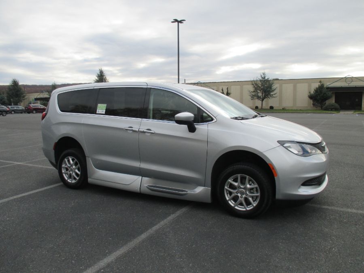 Used 2022 Chrysler Voyager LX's photo