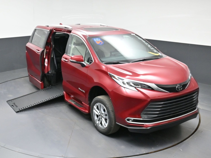 New 2026 Toyota Sienna Hybrid Limited - BraunAbility Side Entry In Floor Automatic Ramp