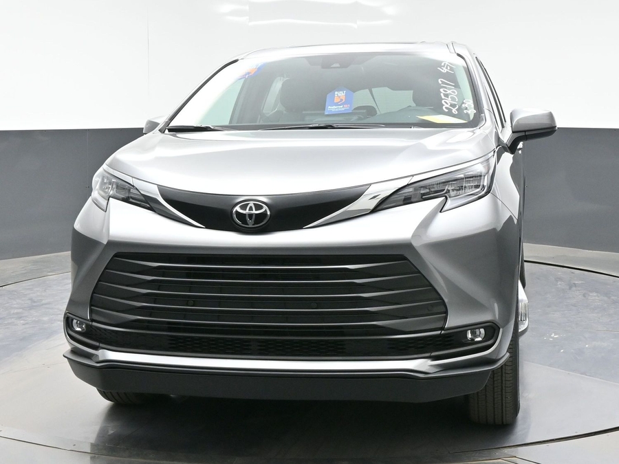 Grey Toyota Sienna image number 9