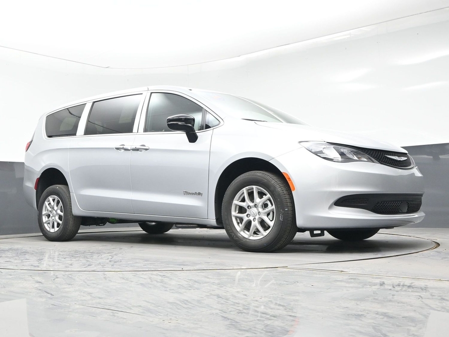 Silver Chrysler Voyager image number 17