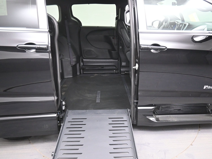 Black Chrysler Pacifica image number 11