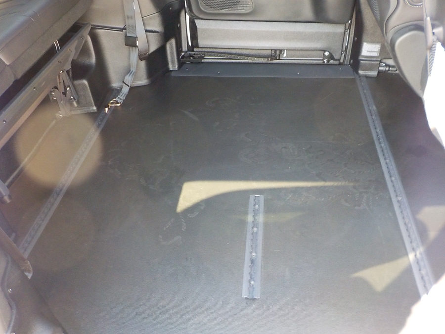 White Chrysler Pacifica image number 18