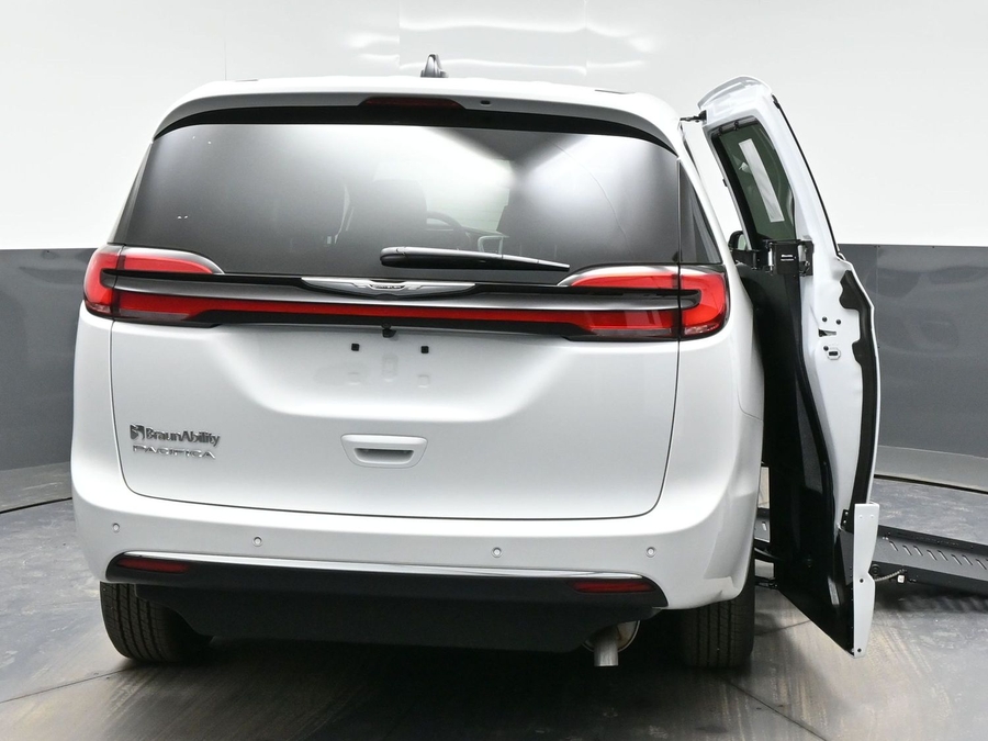 New 2026 Chrysler Pacifica Select Safety - BraunAbility Side Entry Entry Fold Out Automatic Ramp