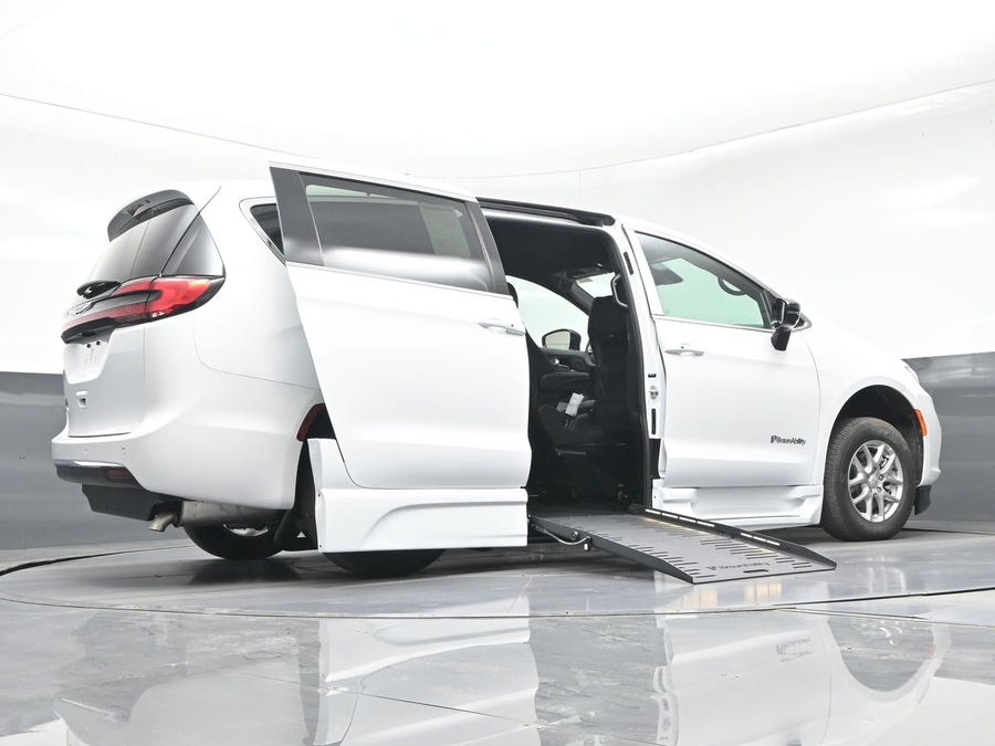 White Chrysler Pacifica image number 20