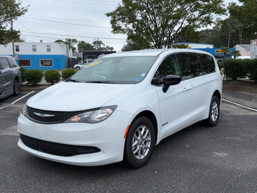 White Chrysler Voyager image number 39