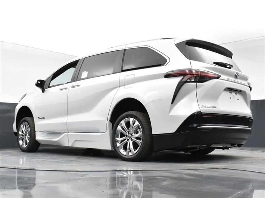 New 2025 Toyota Sienna Hybrid Platinum - BraunAbility Side Entry Entry Fold Out Automatic Ramp