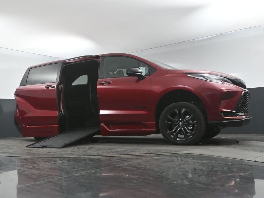New 2025 Toyota Sienna Hybrid XSE Sport - BraunAbility Side Entry Entry In Floor Automatic Ramp