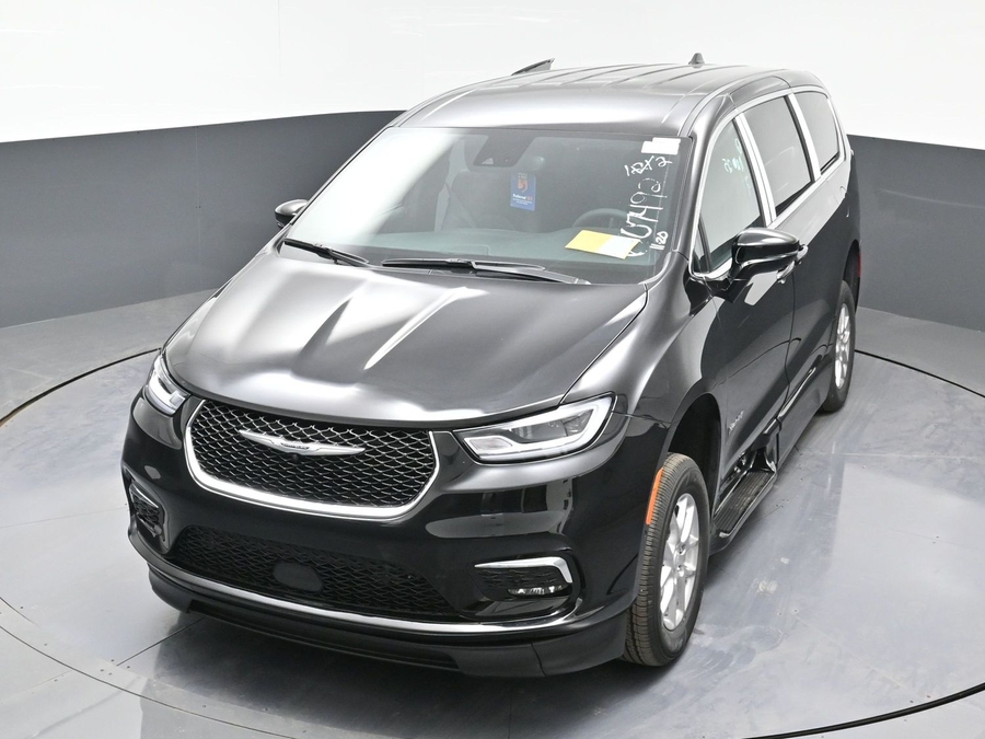 New 2025 Chrysler Pacifica Select Safety - BraunAbility Side Entry Entry Fold Out Automatic Ramp