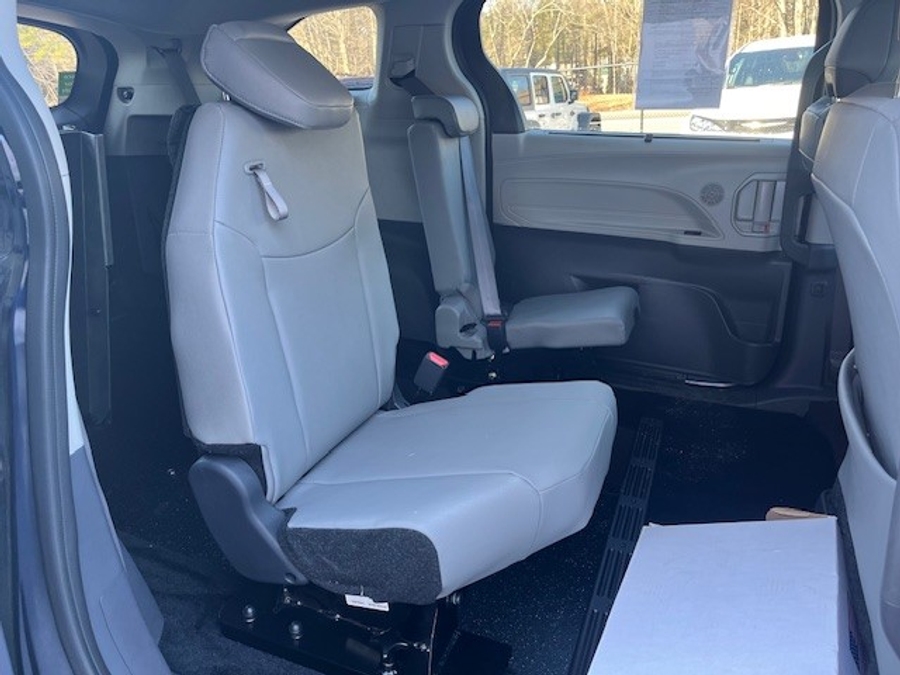 Blue Toyota Sienna image number 9