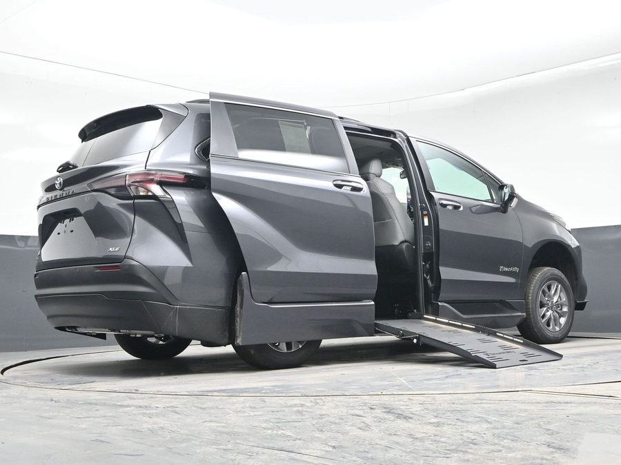 New 2025 Toyota Sienna Hybrid XLE Plus - BraunAbility Side Entry Entry Fold Out Automatic Ramp