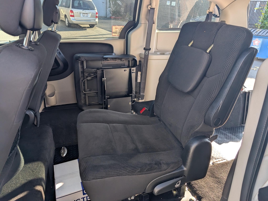 Used 2017 Dodge Grand Caravan SE - International Mobility Rear Entry Entry Fold Out Manual Ramp