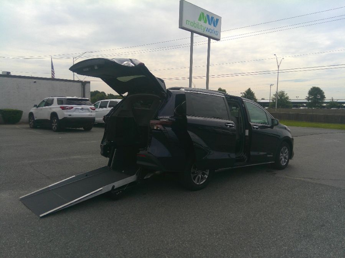 Blue Toyota Sienna image number 6